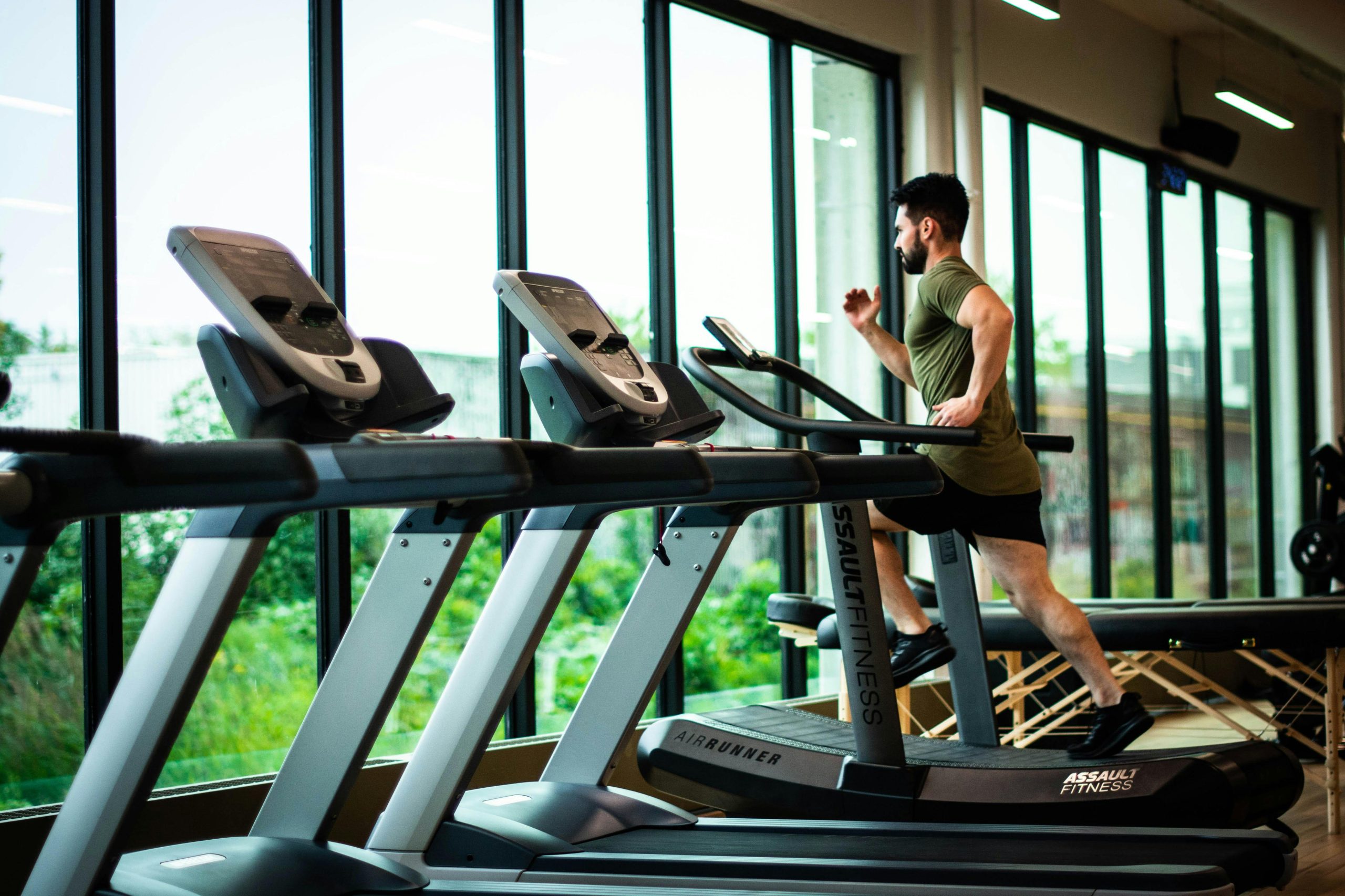 Vrouw doet intensieve cardiotraining op hometrainer voor verbetering van longcapaciteit en vetverbranding