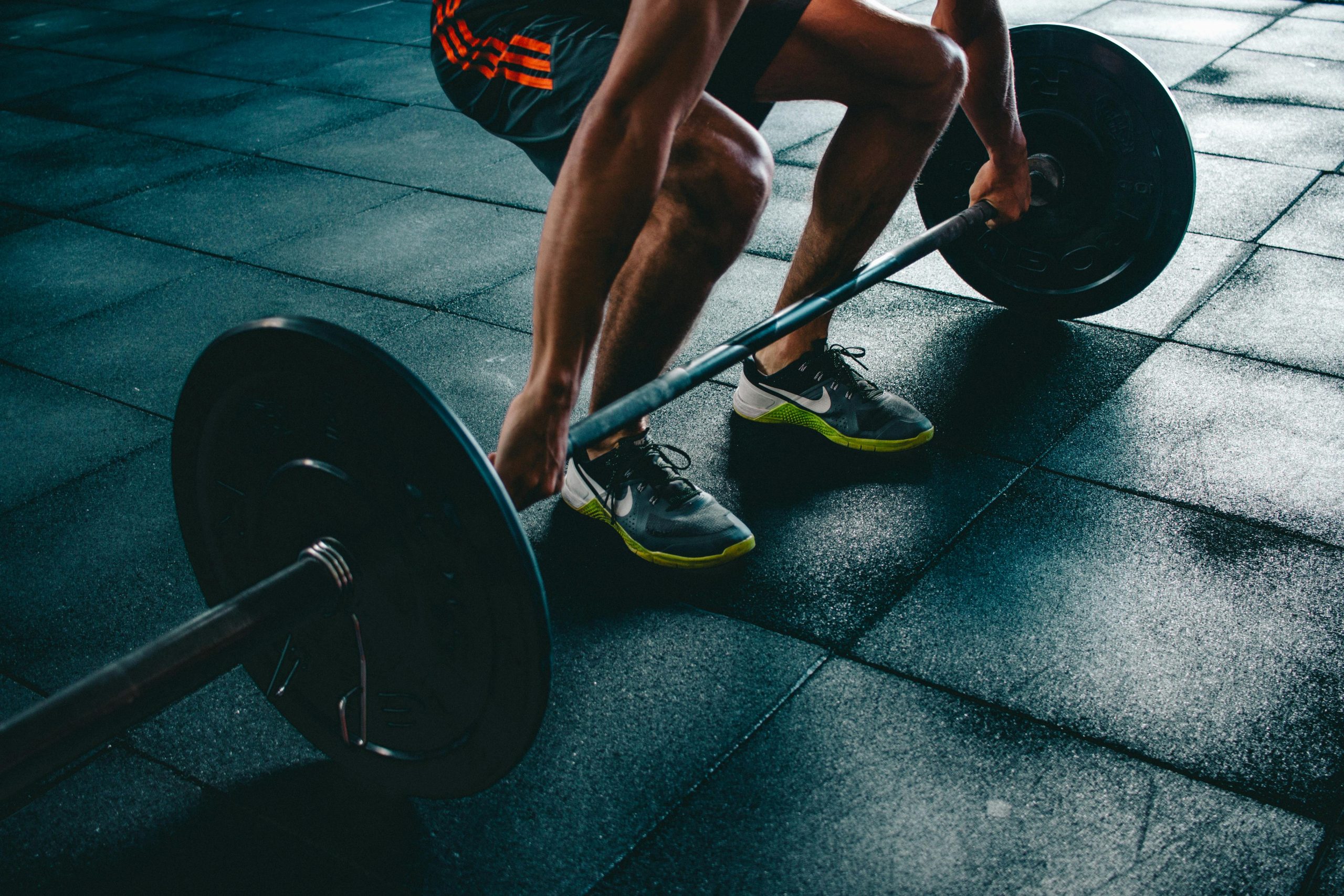 Man voert deadlift uit als onderdeel van compound oefeningen schema voor spiergroei