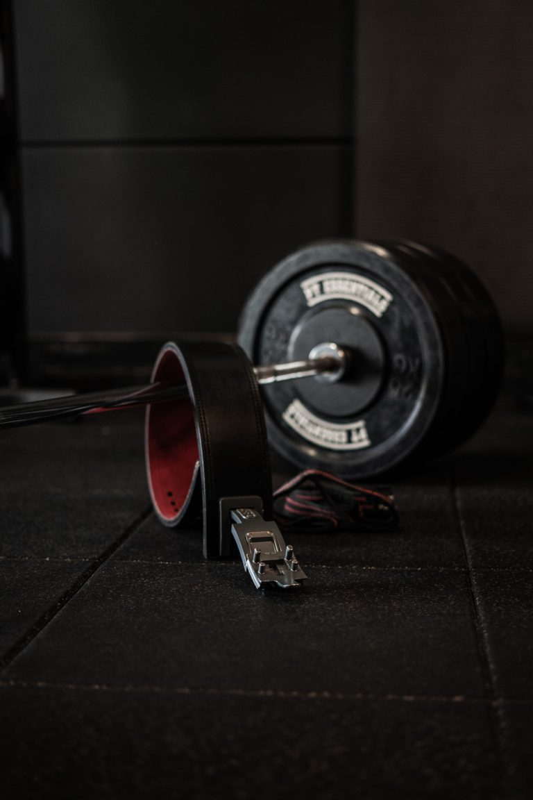 Barbell tijdens krachttraining – voorbeeld van een compound oefening voor spiergroei en kracht